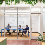 Diseño de Oficinas Híbridas: Espacios Flexibles para el Futuro del Trabajo